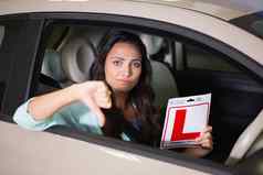 女人手势拇指持有学习者司机标志