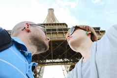 年轻的夫妇埃菲尔铁塔塔巴黎
