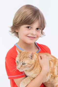 肖像可爱的男孩持有猫