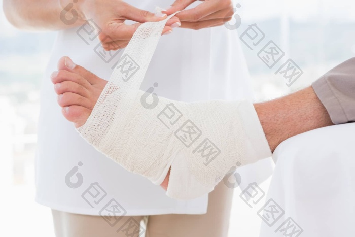 医生包扎病人的腿图片-包图网企业站