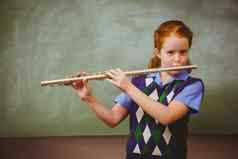 可爱的女孩玩长笛教室