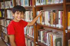 肖像男孩选择书图书馆