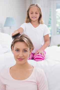 女儿刷牙母亲头发