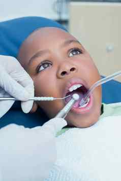 男孩牙齿检查牙医