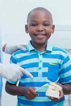 牙医教学男孩刷牙齿