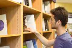 大学学生选择书书架