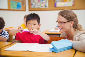 漂亮的老师帮助学生教室