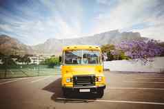 黄色的学校公共汽车等待学生