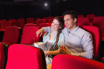 年轻的夫妇看电影