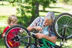 父亲儿子修复自行车