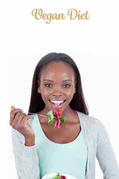素食主义者饮食微笑年轻的女人吃沙拉