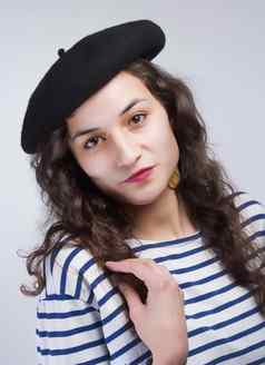 年轻的美丽的女人法国风格贝雷帽条纹T恤
