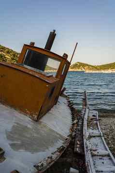 被遗弃的钓鱼拖网渔船海滩Alonissos希腊