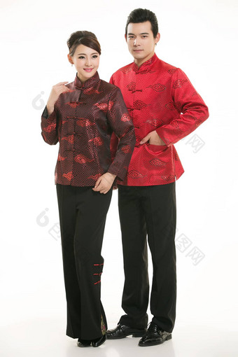 穿中国人服装服务员前面白色背景