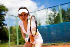 女孩玩网球法院