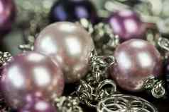 有吸引力的闪亮的紫色的珠子珠宝
