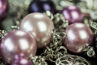 有吸引力的闪亮的<strong>紫色</strong>的珠子<strong>珠宝</strong>