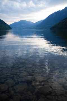 湖阿尔卑斯山脉自然色彩斑斓的语气