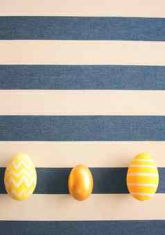 黄色的复活节鸡蛋条纹背景复古的过滤器月!