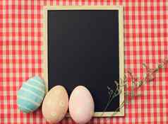 色彩斑斓的复活节鸡蛋空白黑板上复古的过滤器月!