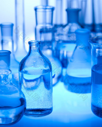 实验室玻璃器皿明亮的现代化学概念