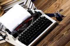 复古的打字机白色纸