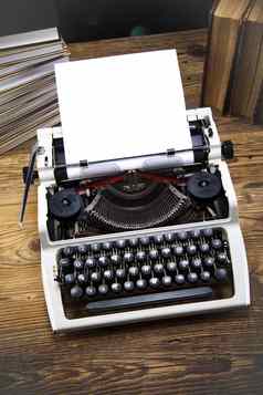 复古的打字机木桌子上