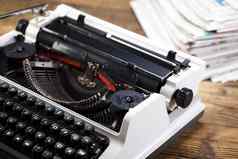 复古的打字机白色纸