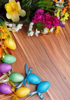 复活节花安排色彩斑斓的鸡蛋木表面