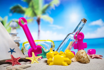 色彩斑斓的塑料玩具海滩