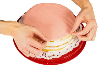专业蛋糕贝克使最后触摸覆盖