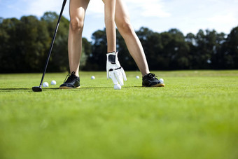 女人玩<strong>高尔夫</strong>球场明亮的色彩斑斓的生动的主题