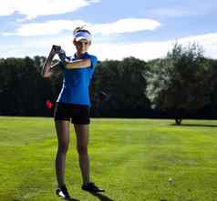 女孩玩高尔夫球明亮的色彩斑斓的生动的主题