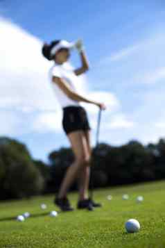年轻的女人玩高尔夫球明亮的色彩斑斓的生动的主题