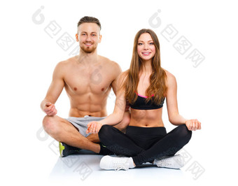 运动夫妇男人。女人练习<strong>瑜伽</strong>