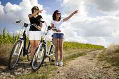 女孩骑自行车夏天免费的时间支出