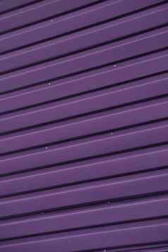 关闭紫色的波纹铁完整的框架