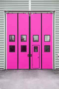粉红色的车库通过仓库建筑