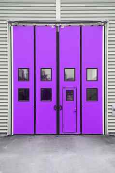 紫色的车库通过仓库建筑