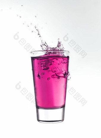 飞溅玻璃粉红色的柠檬水
