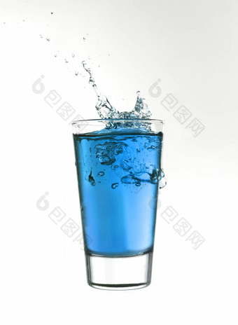 飞溅玻璃蓝色的柠檬水