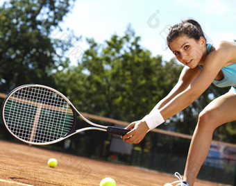 女人玩网球夏天