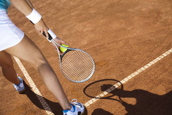 女孩玩网球夏季饱和主题