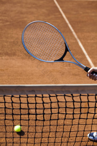 年轻的女人玩<strong>网球</strong>夏季饱和主题