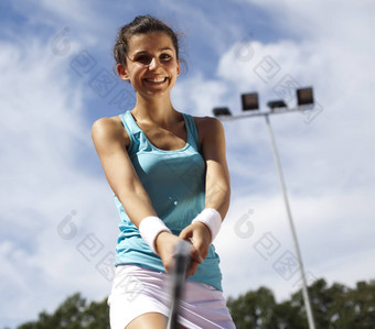年轻的女人玩<strong>网球</strong>夏季饱和主题