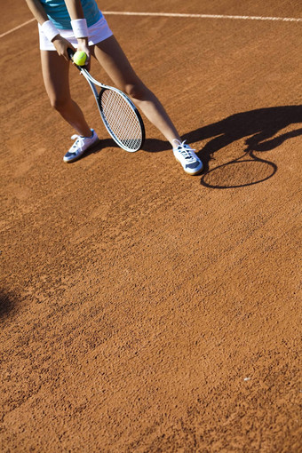 女孩玩网球法院