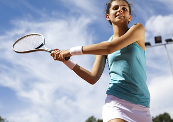 年轻的女人网球球员法院