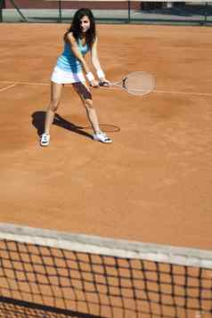 年轻的女人网球球员法院