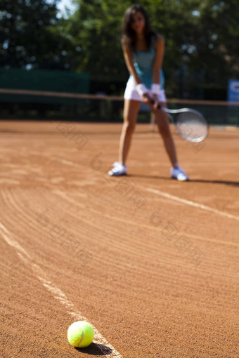 女孩玩<strong>网球</strong>法院