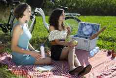 女孩野餐夏天免费的时间支出